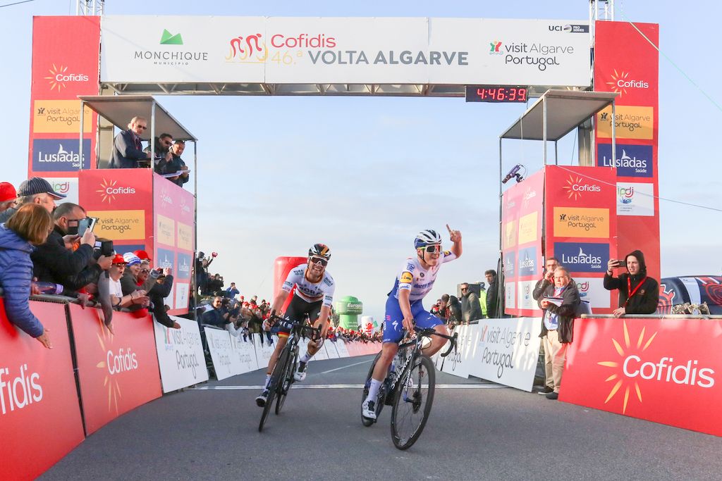 Volta ao Algarve: Remco Evenepoel triunfa na Fóia
