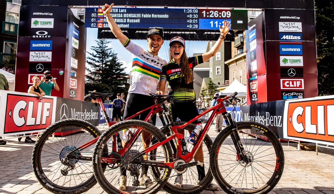 Schurter e Courtney renovam contrato por mais dois anos