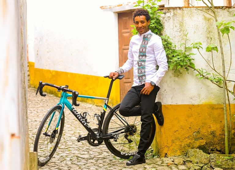 Sabias que há um ciclista da Astana a treinar e a viver em Portugal?