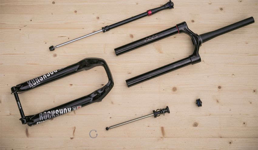 Sabes porque é que o óleo das suspensões está na perna direita e o ar na esquerda?