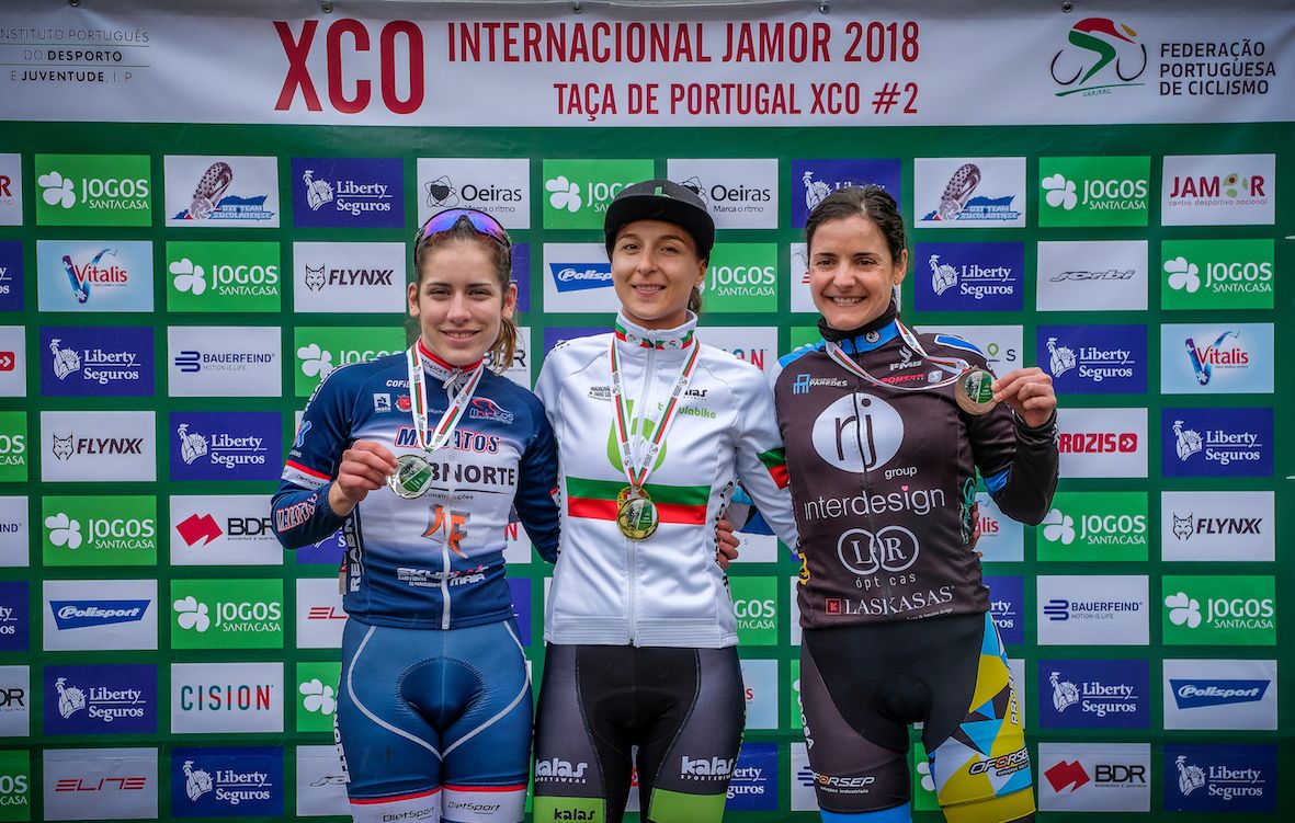 Joana Monteiro e Mário Costa continuam a dominar