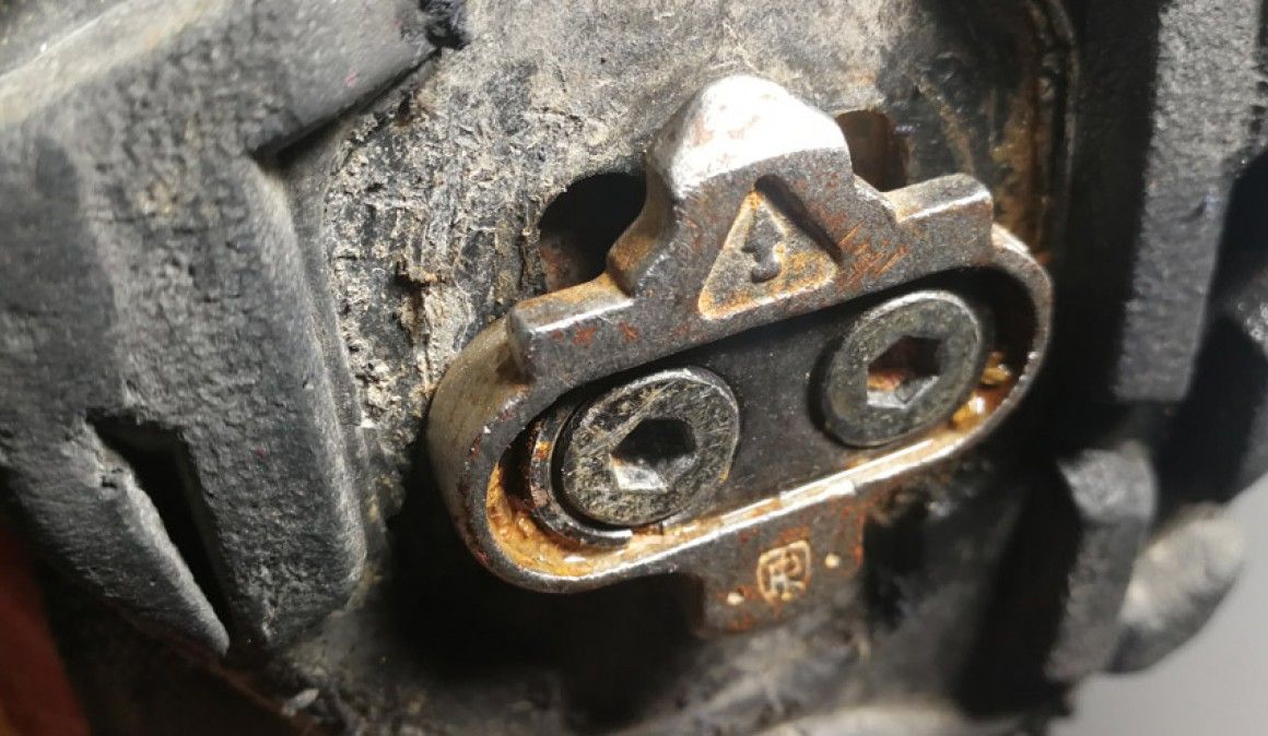 O teu pé sai com demasiada facilidade do pedal? Não terás os cleats gastos?