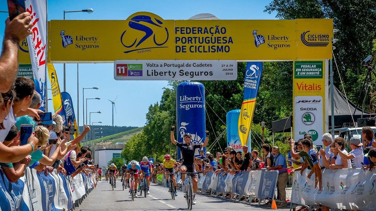 Marc Cabedo resiste ao ataque dos portugueses.