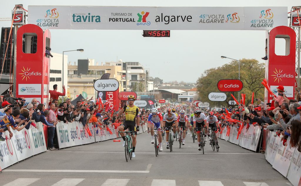 Volta ao Algarve: Dylan Groenewegen imperial perante multidão tavirense