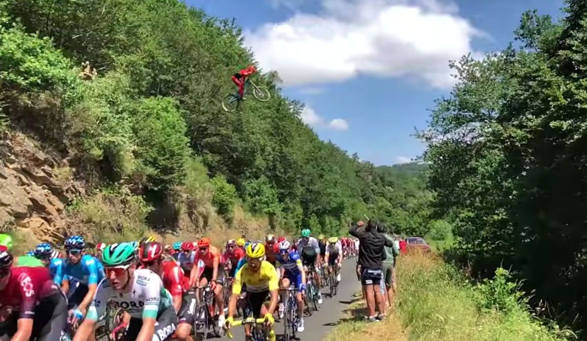 Vídeo: Saltando por cima do pelotão na Volta a França