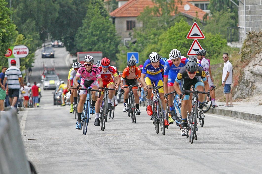 Ciclistas de Portugal, Bélgica, Colômbia e de Espanha pedalam rumo ao Grande Prémio do Minho