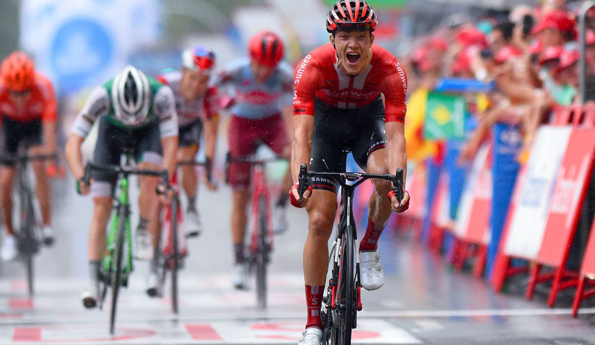 Arndt (Sunweb) impõe-se ao reduzido sprint em Igualada. Edet (Cofidis) é o novo líder. Fotos: Luis Ángel Gómez/Bettini Photo