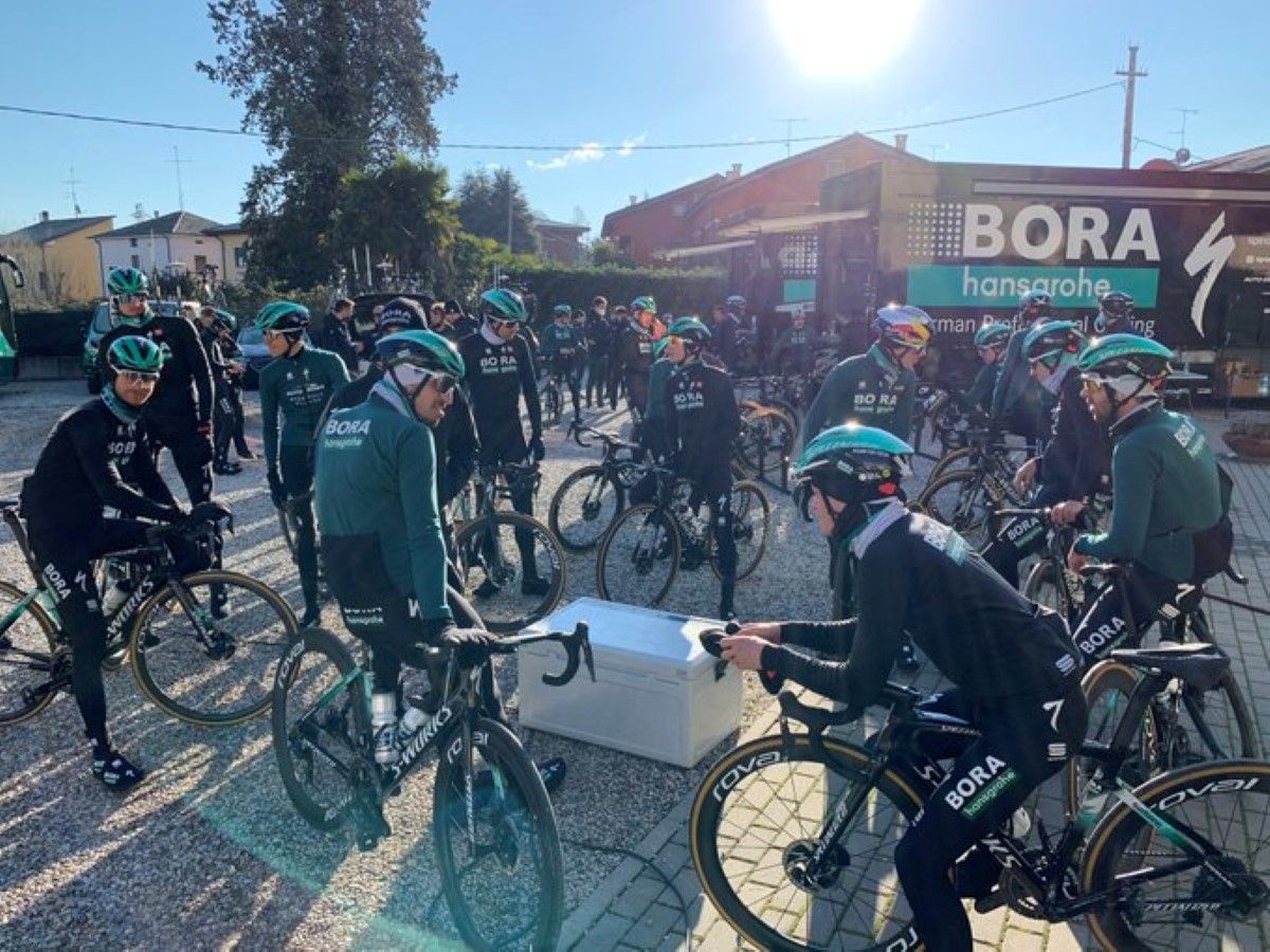 Vários ciclistas da Bora-Hansgrohe foram atropelados enquanto treinavam em Itália