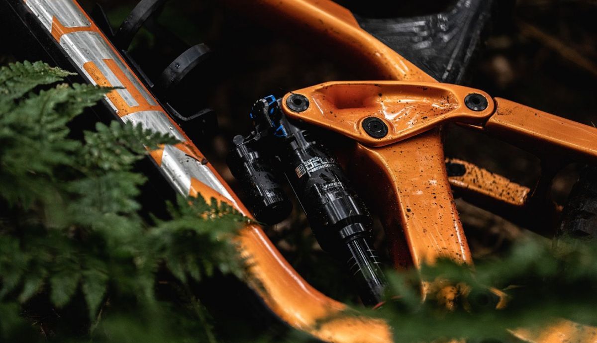 A Slash estreia o novo amortecedor RockShox Super Deluxe Thru Shaft.