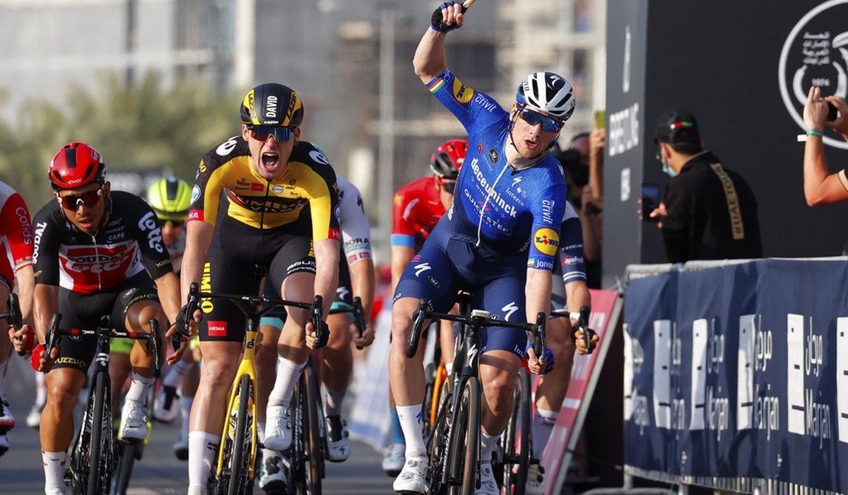 UAE Tour: Sam Bennett impõe-se com autoridade no primeiro duelo de sprinters 
