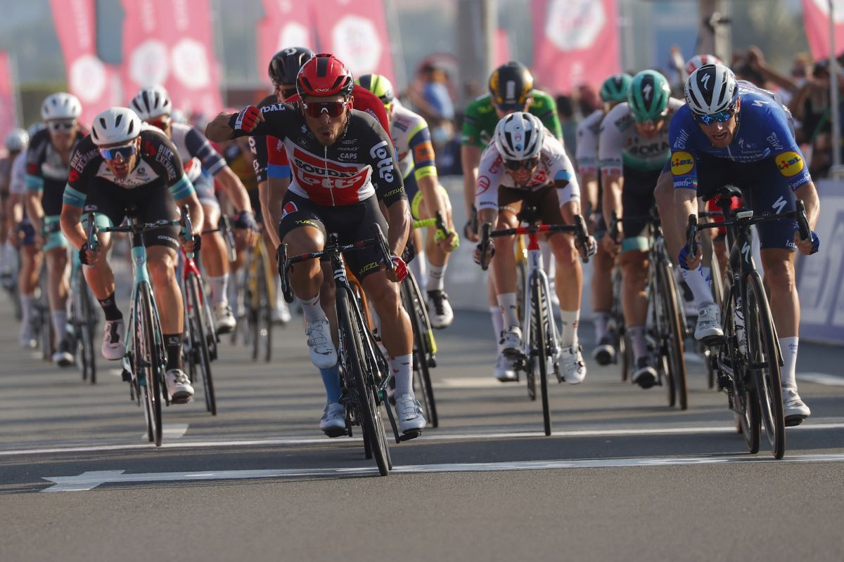 UAE Tour: Caleb Ewan ganha última etapa em dia histórico de Almeida