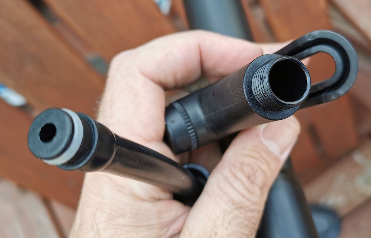 É necessário desmontar o bocal do tubo da bomba de ar 