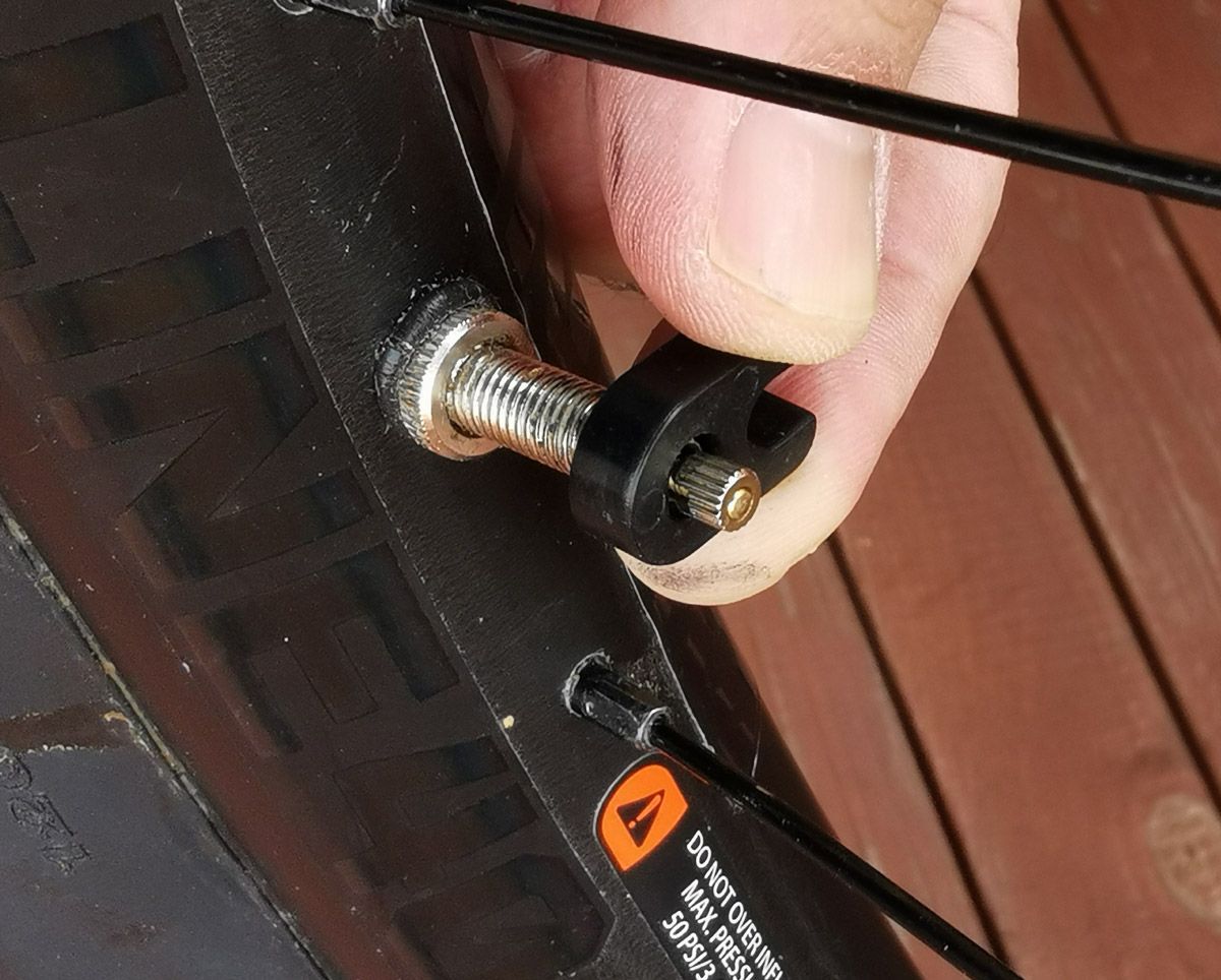 Esta pequena ferramenta permite extrair o obus da válvula Presta. Podes adquiri-la em qualquer loja de bicicletas.  
