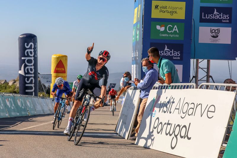 Volta ao Algarve: Ethan Hayter surpreende trepadores e veste-se de amarelo na Fóia