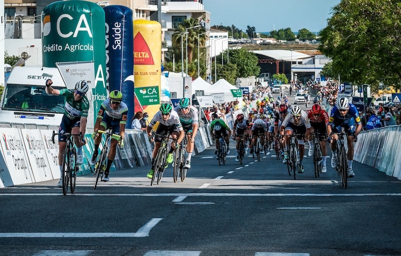 Volta ao Algarve: Sam Bennett bisa em Tavira