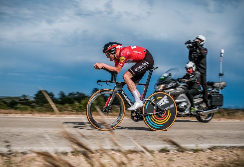 Volta ao Algarve: Kasper Asgreen ganha crono e Ethan Hayter reforça liderança