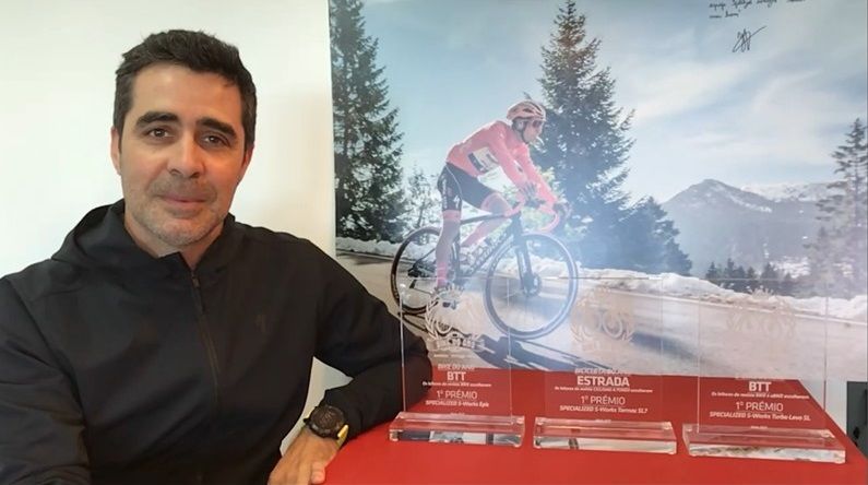 Nelson Risso, em representação da Specialized, recebeu os prémios BIKE DO ANO 2021