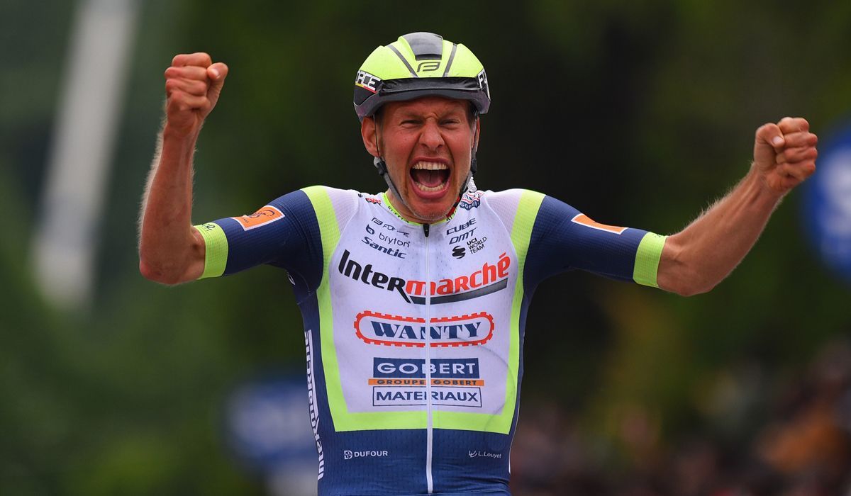 Taco van der Hoorn obtém a vitória da sua vida na Volta a Itália após uma fuga de mais de 180 km
