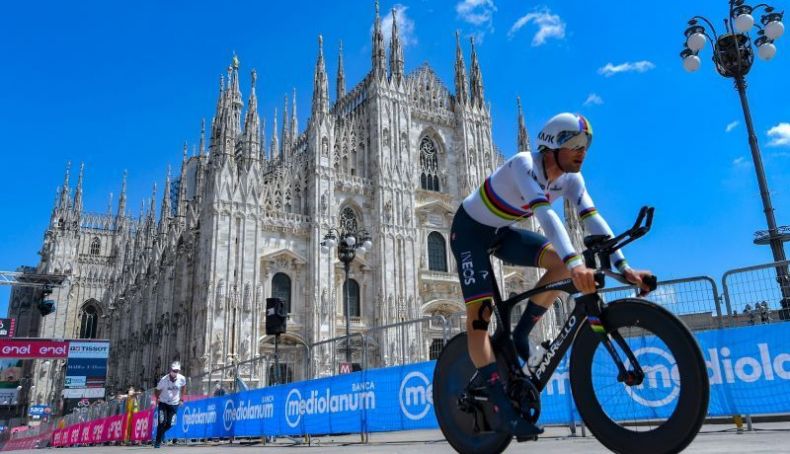 filippo ganna tras cruzar la linea de meta en milan