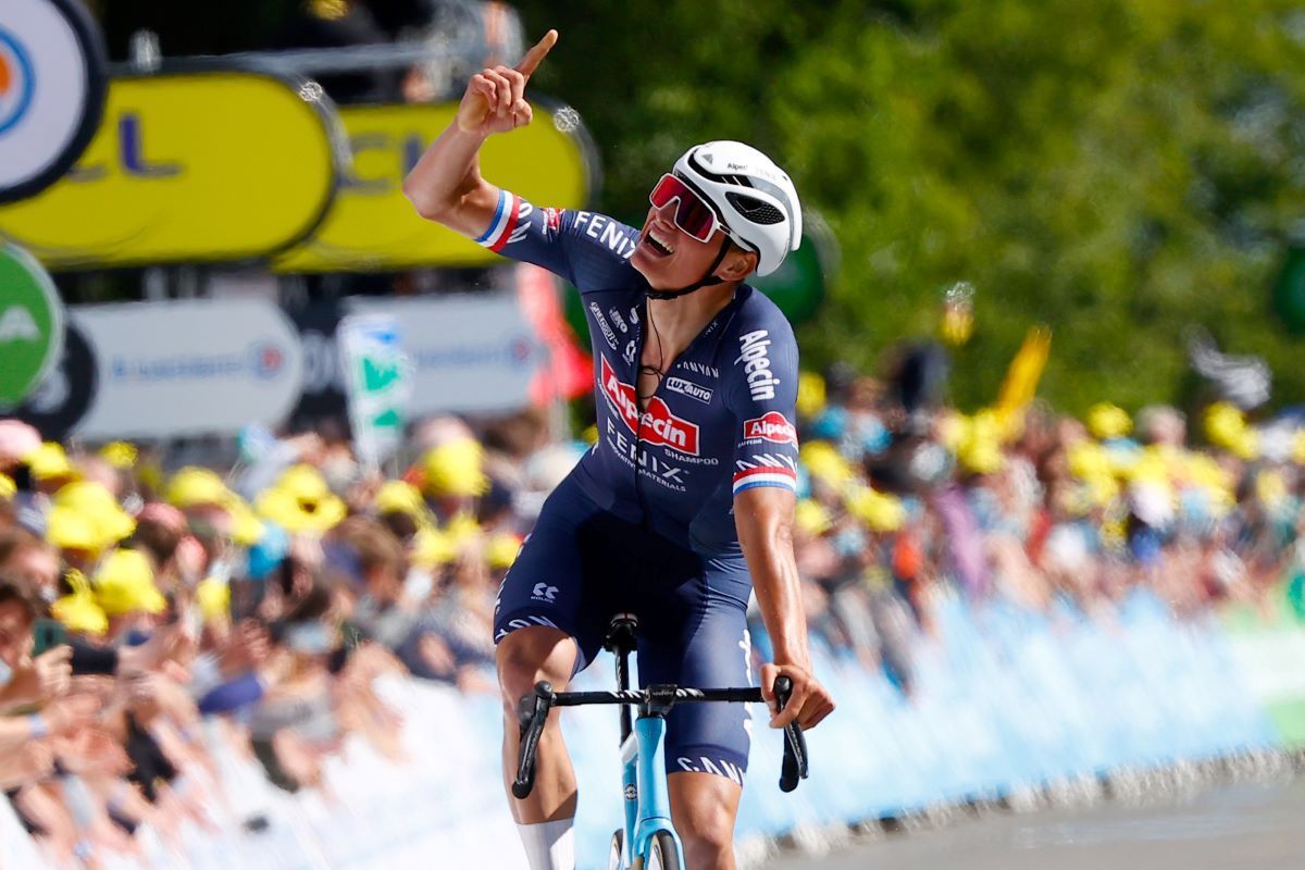 Tour: Van der Poel ganha com ataque fulminante e dedica vitória ao avô