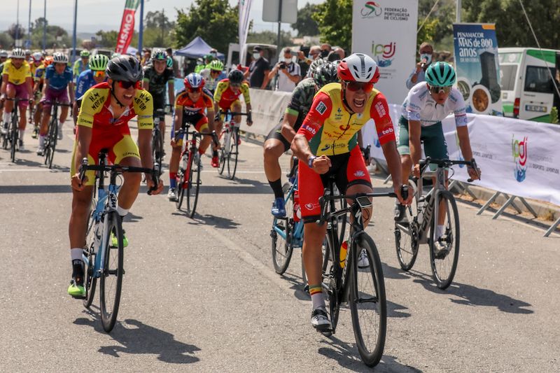 João Gomes ganha ao sprint em Penamacor a segunda etapa da Volta a Portugal de juniores