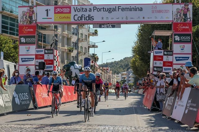 Danielle Shrosbree foi a mais rápida na etapa inaugural da Volta a Portugal feminina