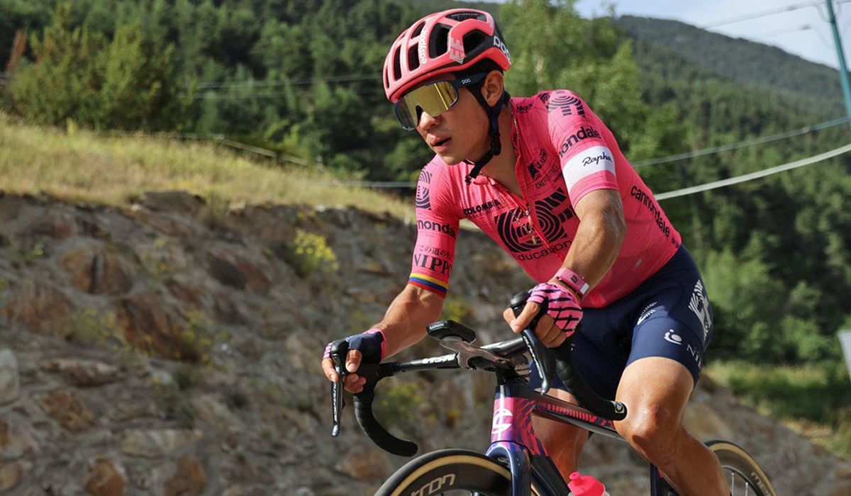 Sergio Higuita em maus lençóis por correr com a bicicleta da sua futura equipa