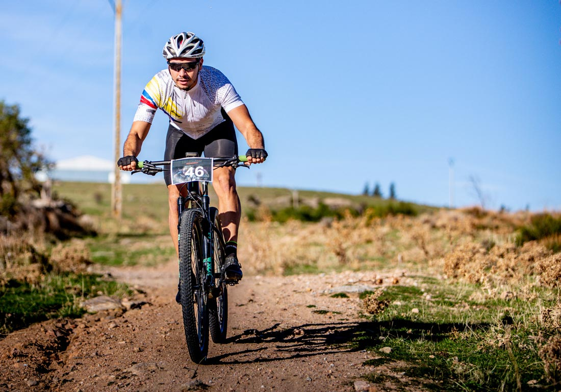 Será que devemos levar os braços semi-fletidos quando andamos de bicicleta? 