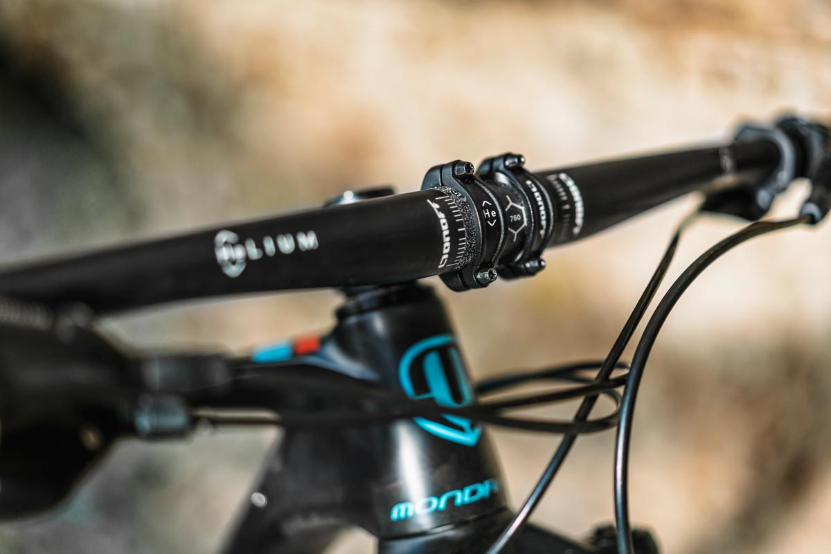Será que devemos levar os braços semi-fletidos quando andamos de bicicleta? 