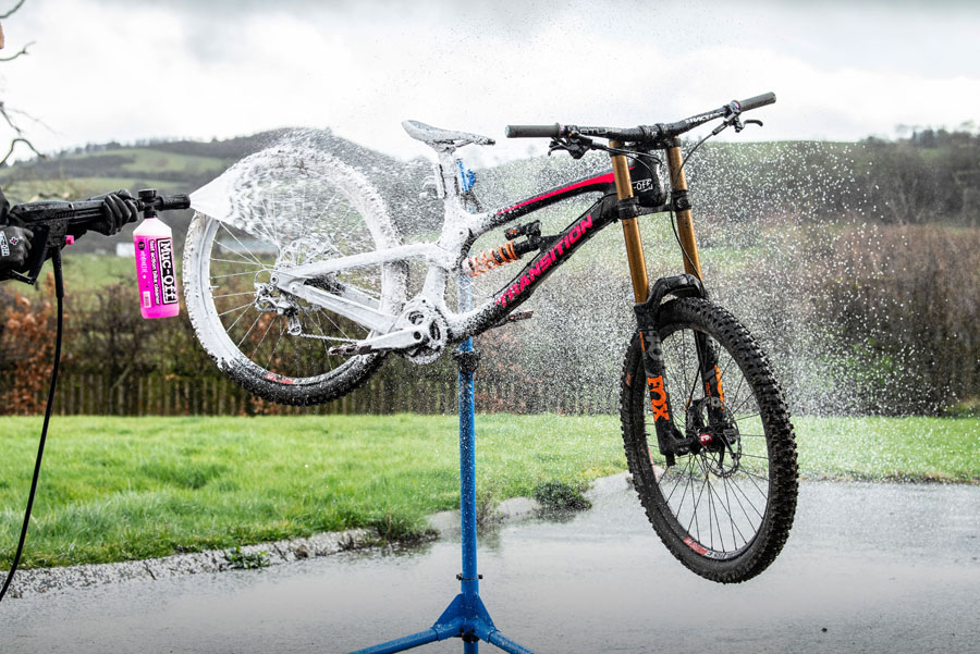 Muc-Off apresenta máquina de lavar bicicletas a alta pressão