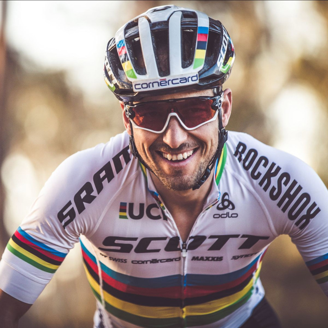 Schurter e Courtney renovam contrato por mais dois anos
