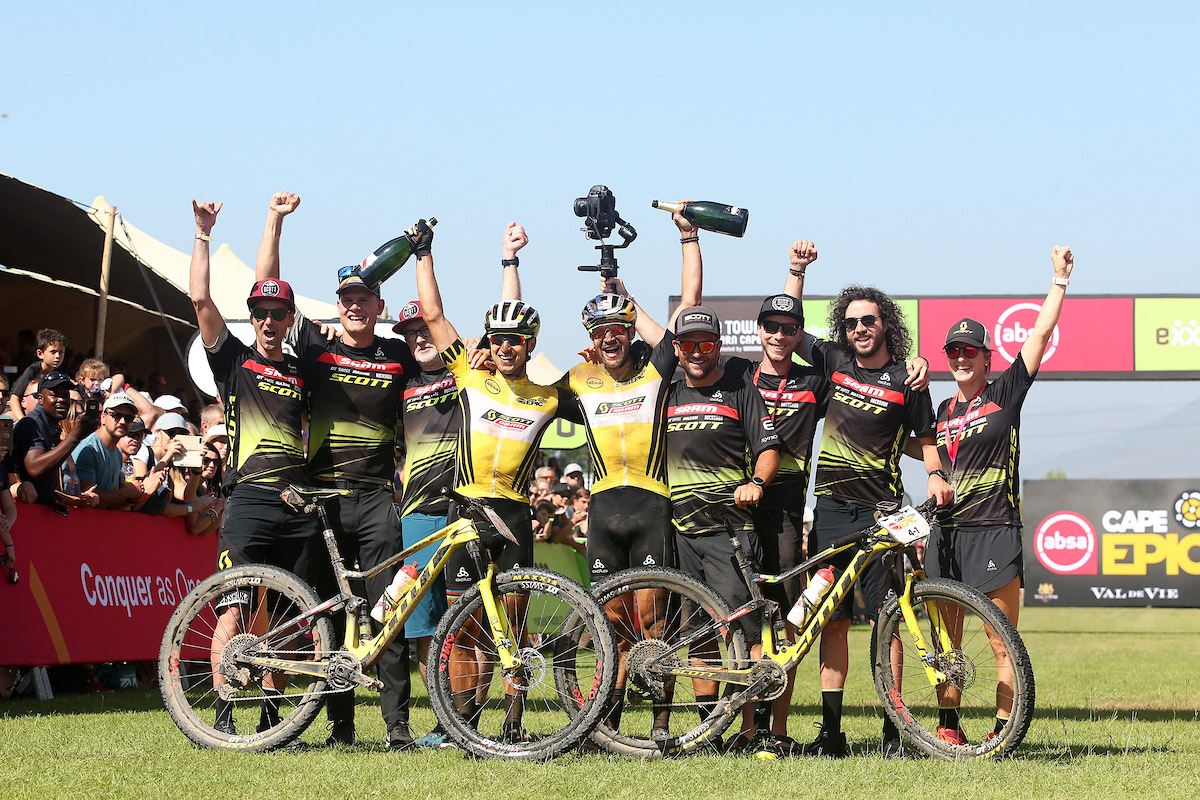 Schurter e Courtney renovam contrato por mais dois anos