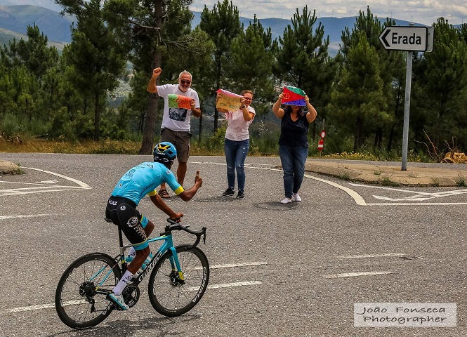 Sabias que há um ciclista da Astana a treinar e a viver em Portugal?