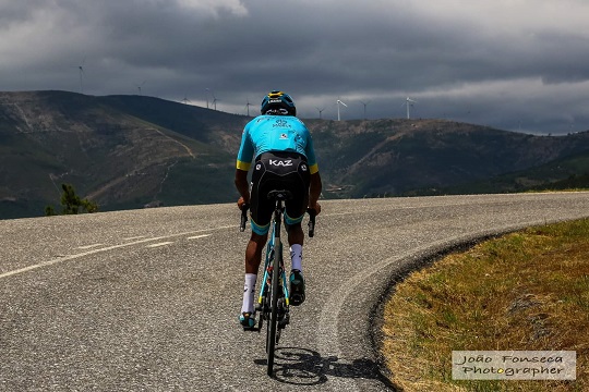 Sabias que há um ciclista da Astana a treinar e a viver em Portugal?