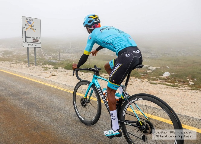 Sabias que há um ciclista da Astana a treinar e a viver em Portugal?