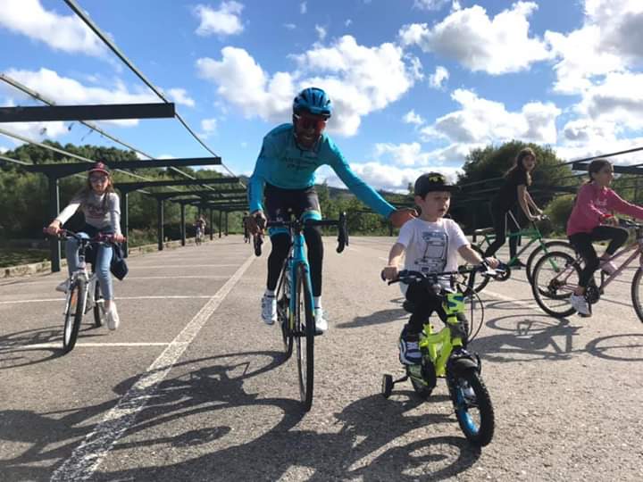 Sabias que há um ciclista da Astana a treinar e a viver em Portugal?