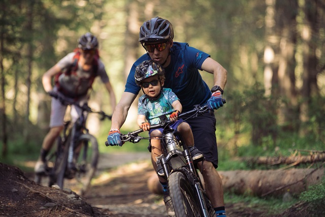 Ter um filho não significa parar de pedalar