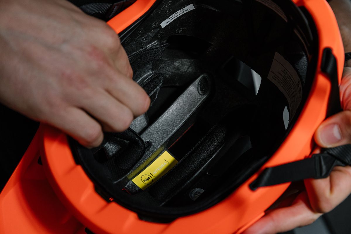 POC apresenta o novo capacete Kortal Race MIPS e os óculos Devour