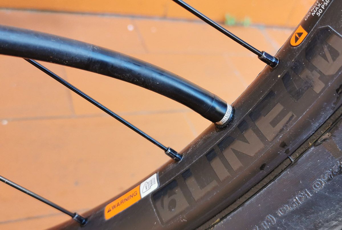 Vedar um pneu tubeless: o truque que pode marcar a diferença 